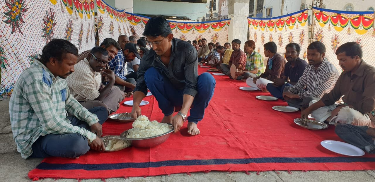 Free food distribution under the Dabeerpura flyover bridge in Hyderabad