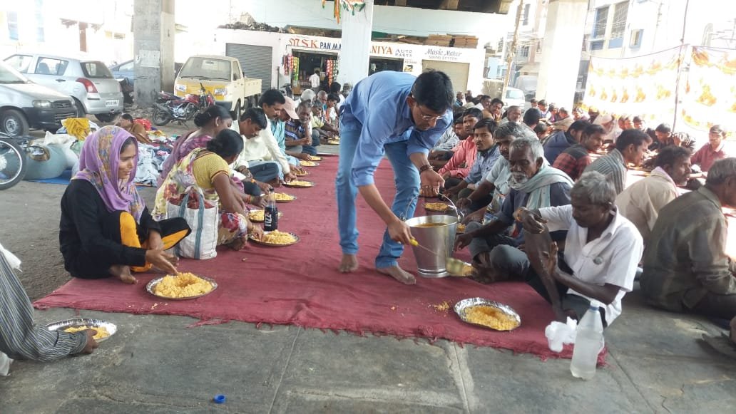 Beneficiaries receiving free meals at Dabeerpura